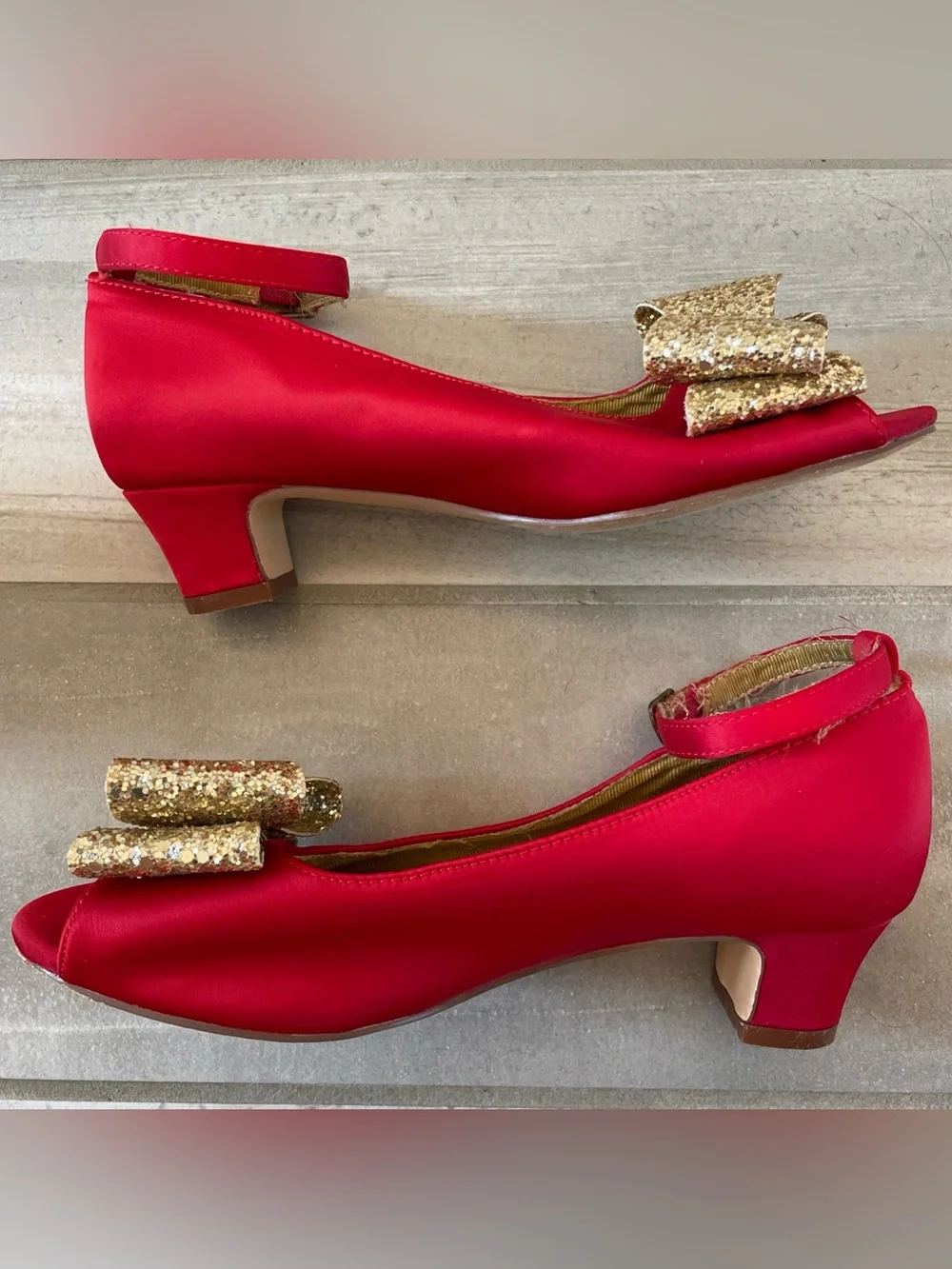 Joyfolie Valeria Red Satin Gold Glitter Bow Low Block Pump Heels Kids/4 Youth